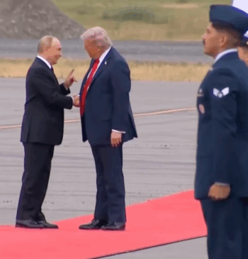 Trump y Putin se saludan en Alaska como si fueran amigos de [...]