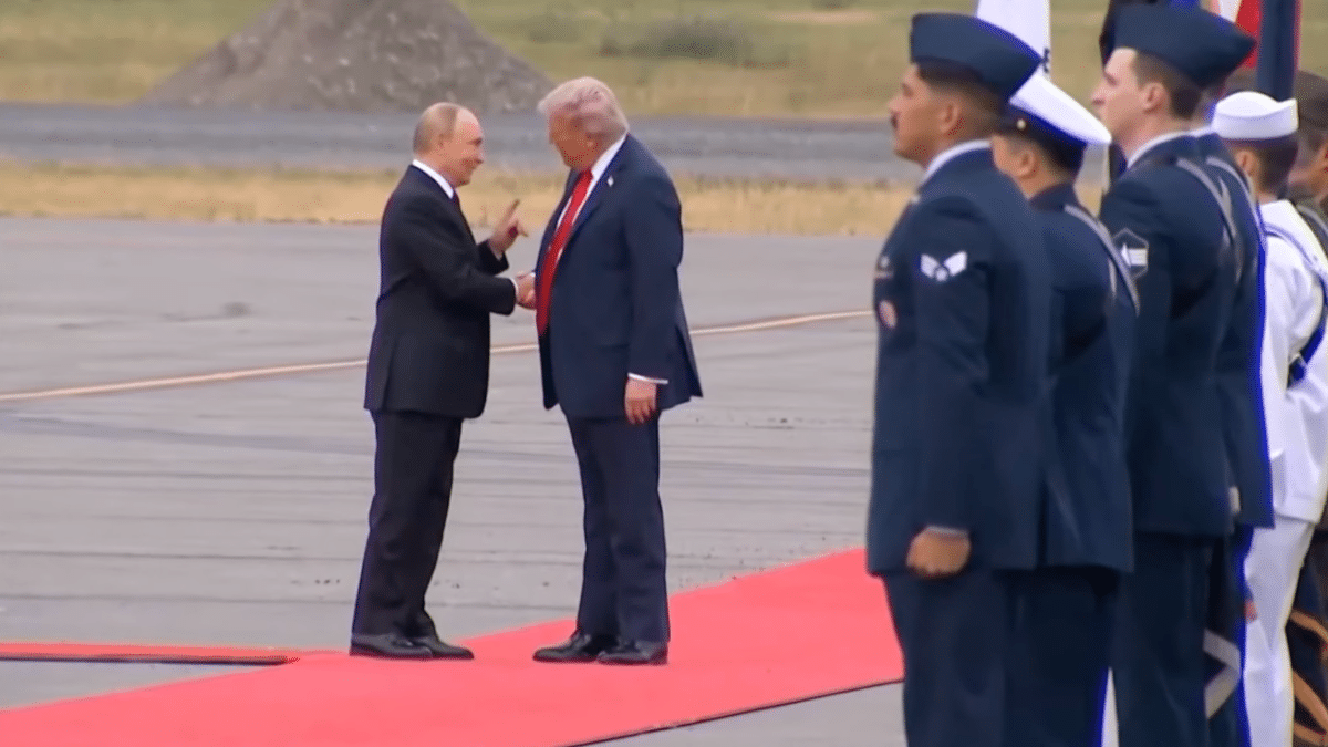 Donald Trump saluda a Vladimir Putin a su llegada a la base militar de EEUU en Alaska
