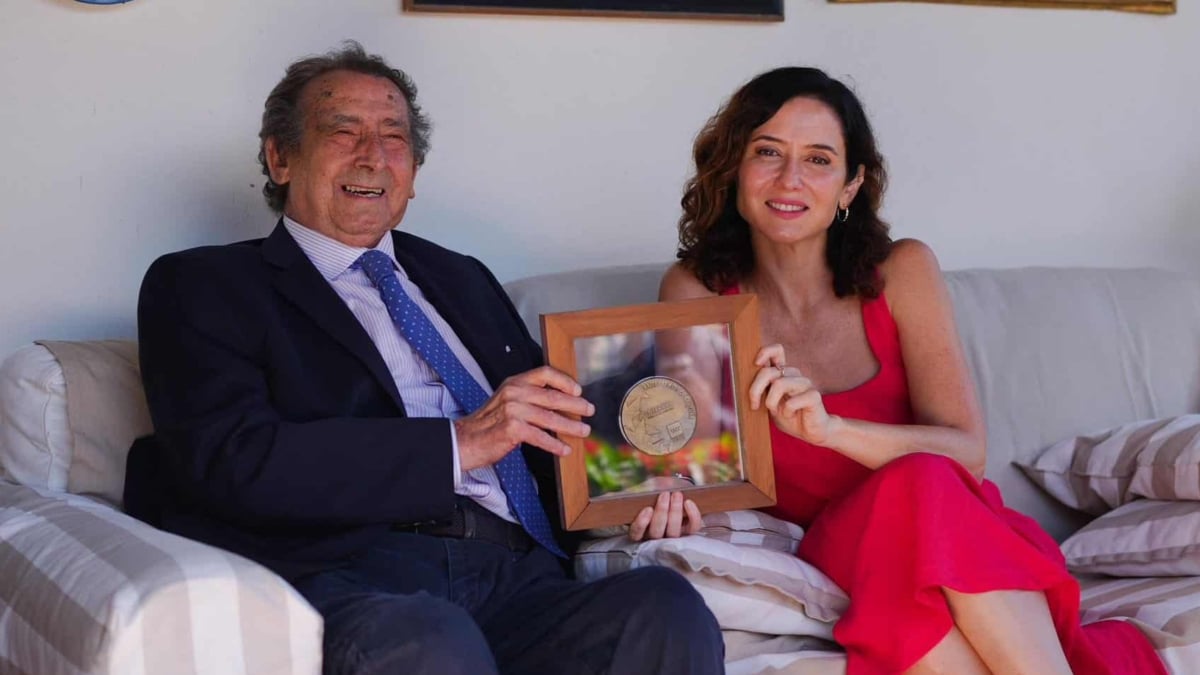 Ayuso entrega a Ussía en Comillas el Premio de Cultura de la Comunidad de Madrid.