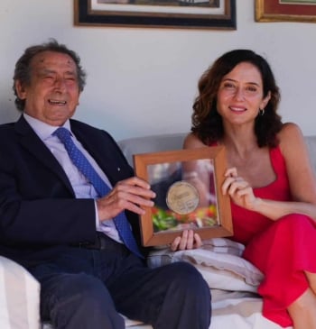 Ayuso viaja a Comillas para entregar a Ussía el Premio de Cultura: [...]