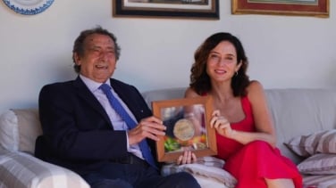 Ayuso viaja a Comillas para entregar a Ussía el Premio de Cultura: "Le echamos de menos por las calles de Chamberí"