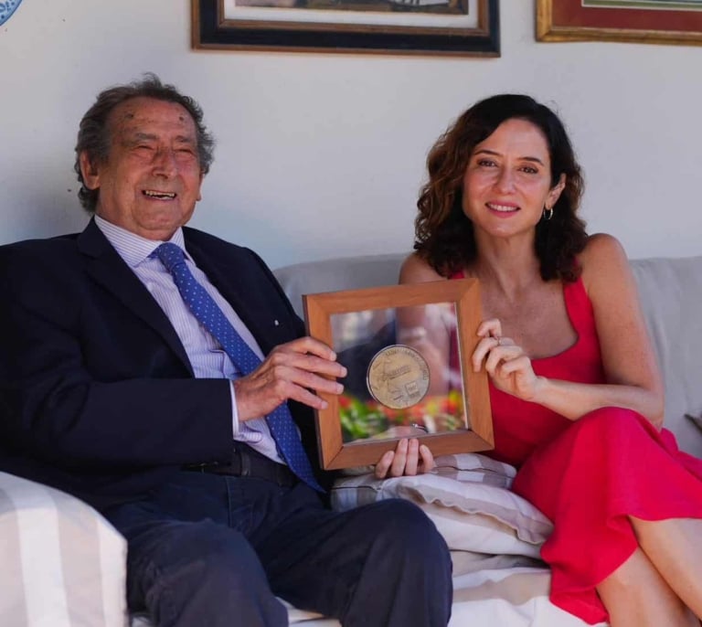 Ayuso viaja a Comillas para entregar a Ussía el Premio de Cultura: "Le echamos de menos por las calles de Chamberí"