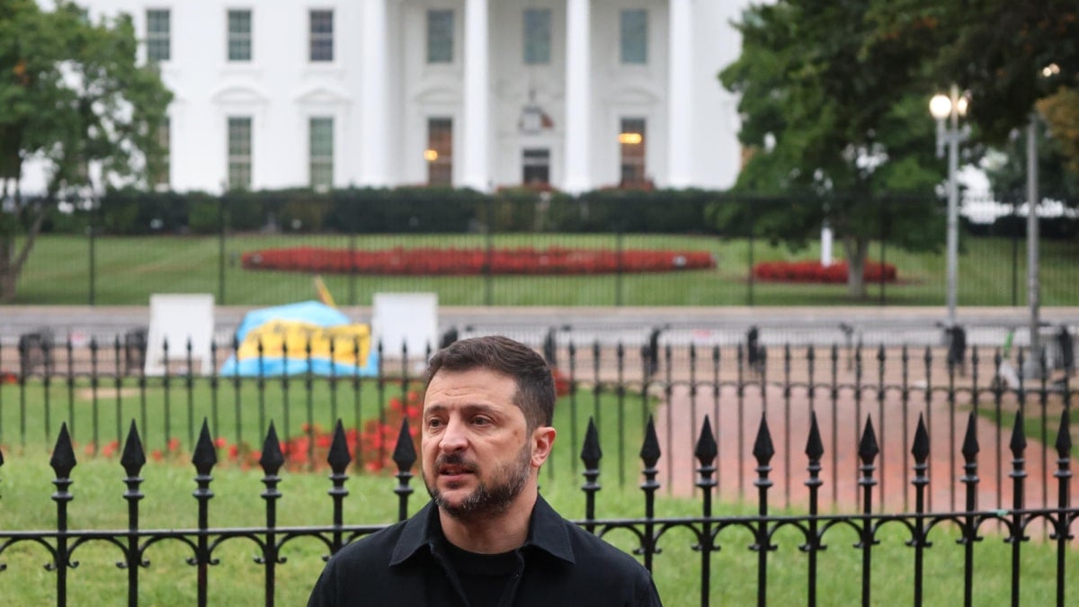 Volodimir Zelenski habla con los medios con la Casa Blanca de fondo
