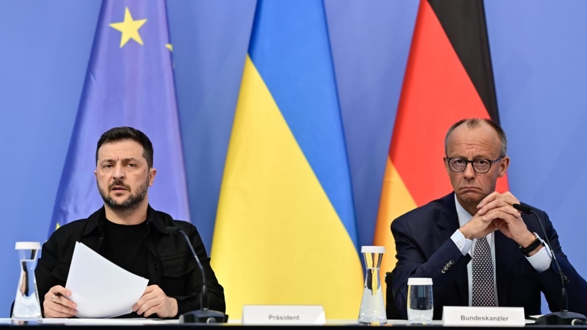 El presidente ucraniano, Volodimir Zelenski (i) y el canciller alemán, Friedrich Merz, en Berlín