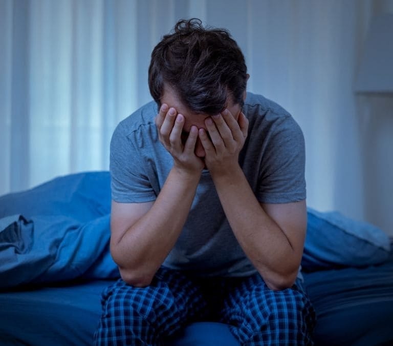 Estos son los motivos por los que puedes notar zumbidos en los oídos al dormir