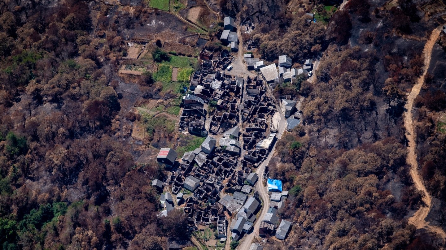La localidad de Vilamartín de Valdeorras en Ourense, arrasada por el fuego.