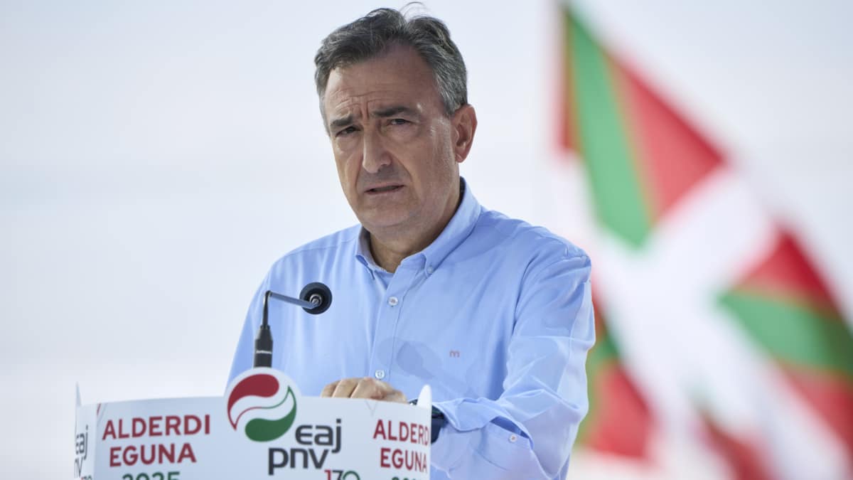 El presidente del Partido Nacionalista Vasco, Aitor Esteban durante su discurso en las campas de Foronda donde se ha celebrado el 'día del partido' del Partido Nacionalista Vasco.