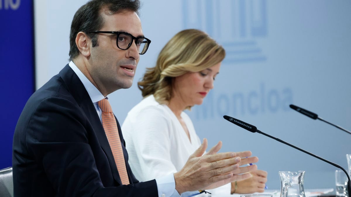 MADRID (ESPAÑA), 23/09/2025.- La portavoz del Gobierno y ministra de Educación, Pilar Alegría (d) y el ministro de Economía, Carlos Cuerpo (i) durante la rueda de prensa tras el Consejo de Ministros celebrado en La Moncloa, Madrid, este martes. EFE/JJ Guillén