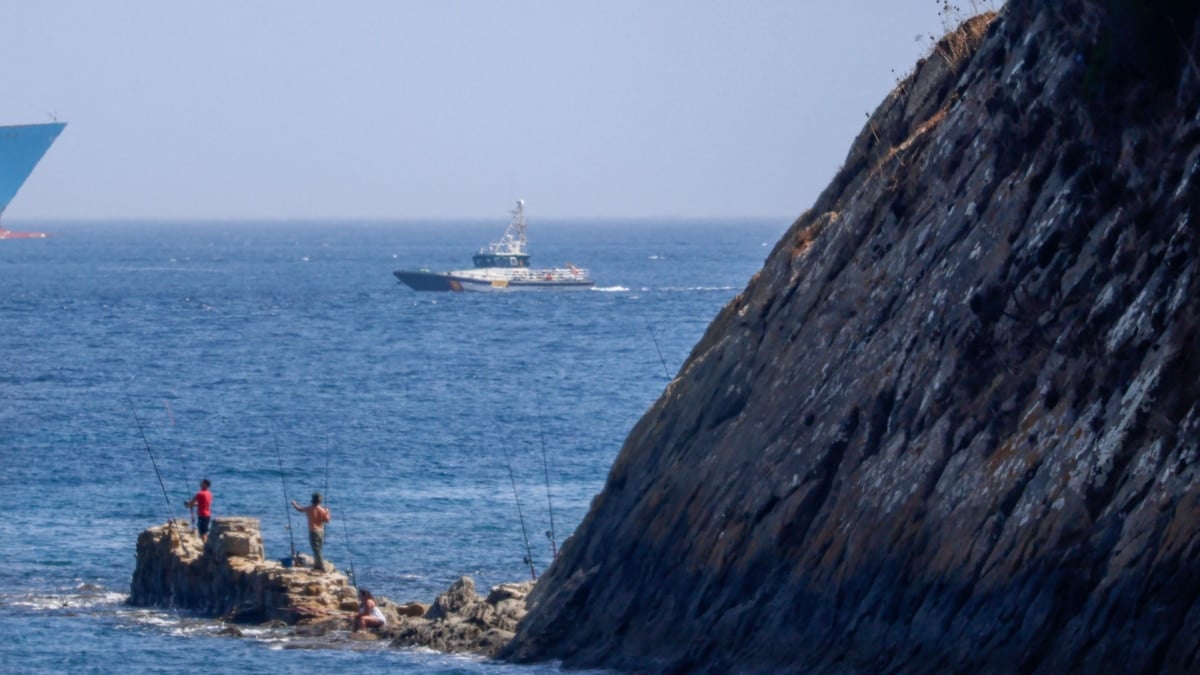 Muere un ocupante de una narcolancha al colisionar con una embarcación de la Guardia Civil
