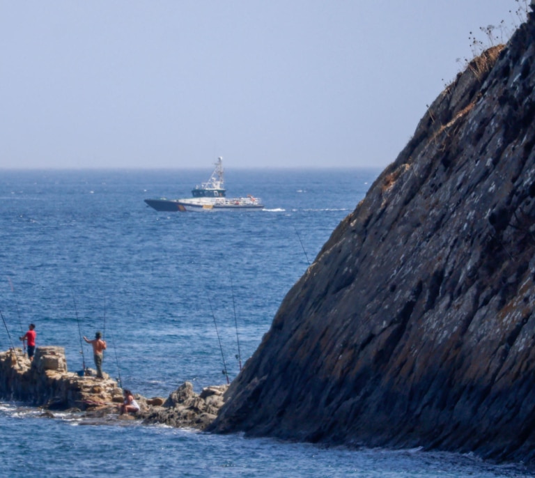 Muere un ocupante de una narcolancha al colisionar con una embarcación de la Guardia Civil