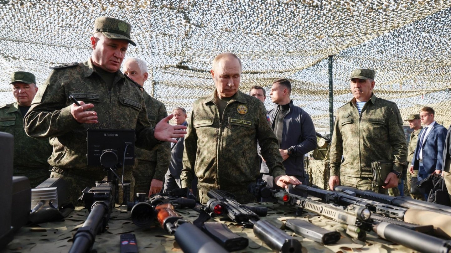Vladimir Putin revisa armamento militar en Mulino (Rusia).