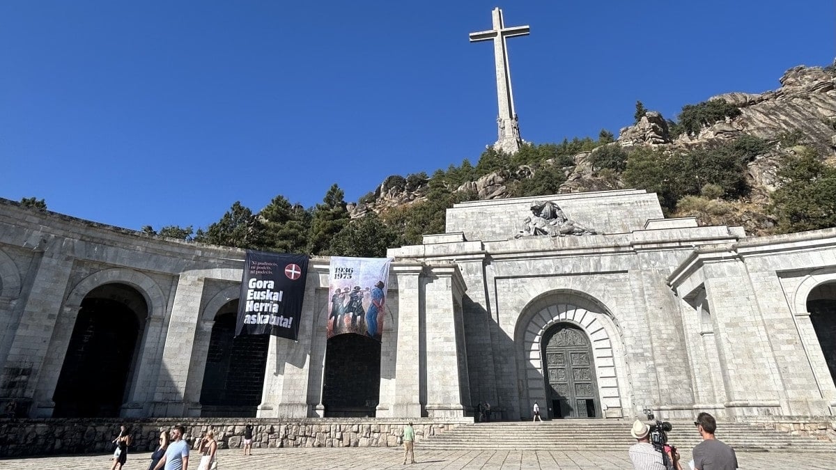 Activistas de Sortu cuelgan dos pancartas en el Valle de Cuelgamuros en recuerdo a dos etarras fusilados por Franco