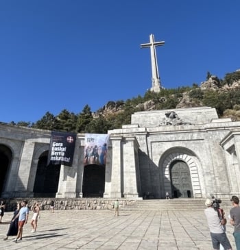 Activistas de Sortu cuelgan dos pancartas en el Valle de Cuelgamuros en [...]