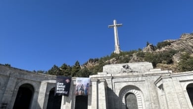 Activistas de Sortu cuelgan dos pancartas en el Valle de Cuelgamuros en recuerdo a dos etarras fusilados por Franco
