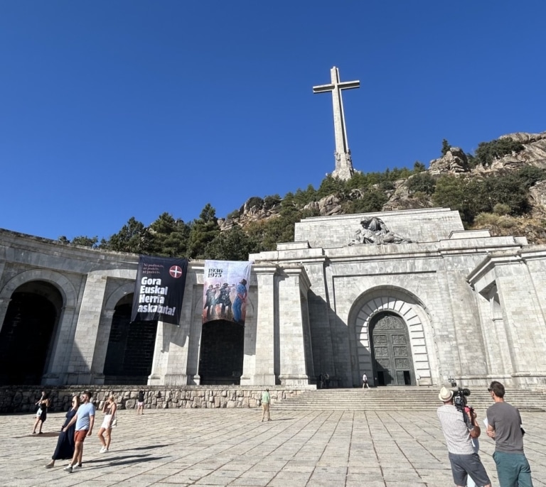 Activistas de Sortu cuelgan dos pancartas en el Valle de Cuelgamuros en recuerdo a dos etarras fusilados por Franco