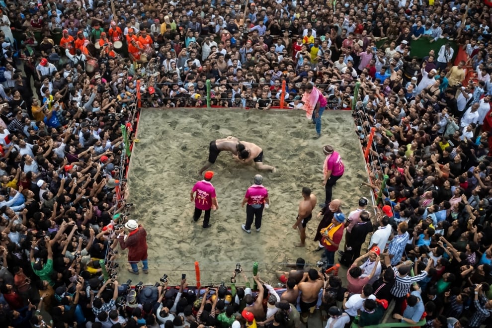 La imagen de Mohammad Shahriar Foisal de la lucha “Jobbarer Boli Khela” en Bangladesh, es una mirada inédita de un deporte tradicional que capturar la energía y el movimiento y el fervor al rededor de la pelea. 