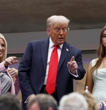 La asistencia de Donald Trump retrasa el inicio de la final del [...]
