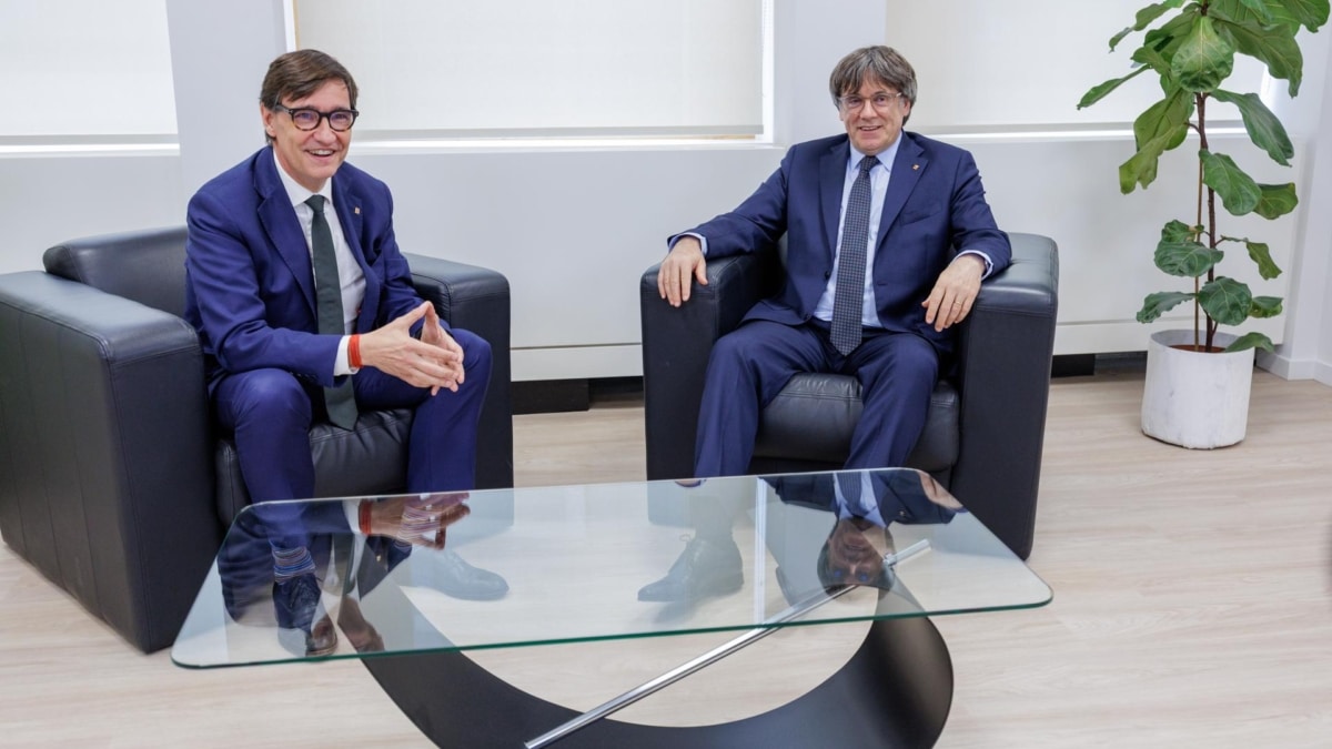 El presidente catalán, Salvador Illa (izquierda), se reúne con el expresidente de la Generalitat, Carles Puigdemont (derecha), en la Delegación del Gobierno ante la Unión Europea en Bruselas, Bélgica, el 2 de septiembre de 2025