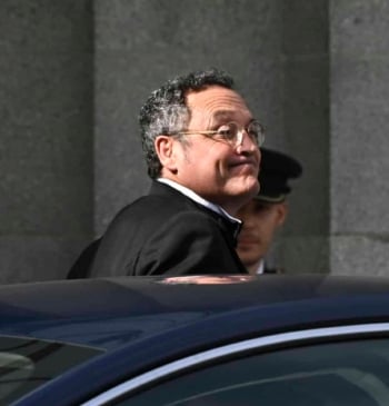 Abandona 'El País' uno de los periodistas que colaboró en la defensa [...]