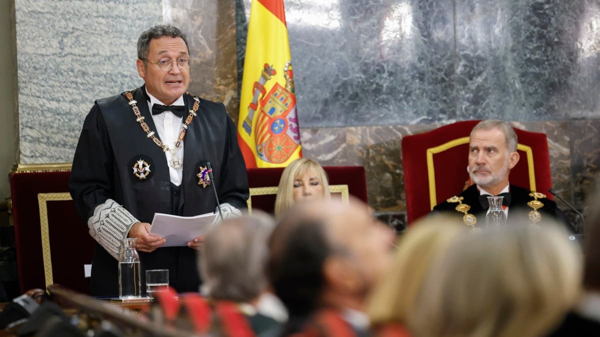 El fiscal general del Estado, Álvaro García Ortiz, pronuncia un discurso en presencia del rey Felipe VI y de la presidenta del Tribunal Supremo y el Consejo General del Poder Judicial (CGPJ), Isabel Perelló, este viernes en el Tribunal Supremo