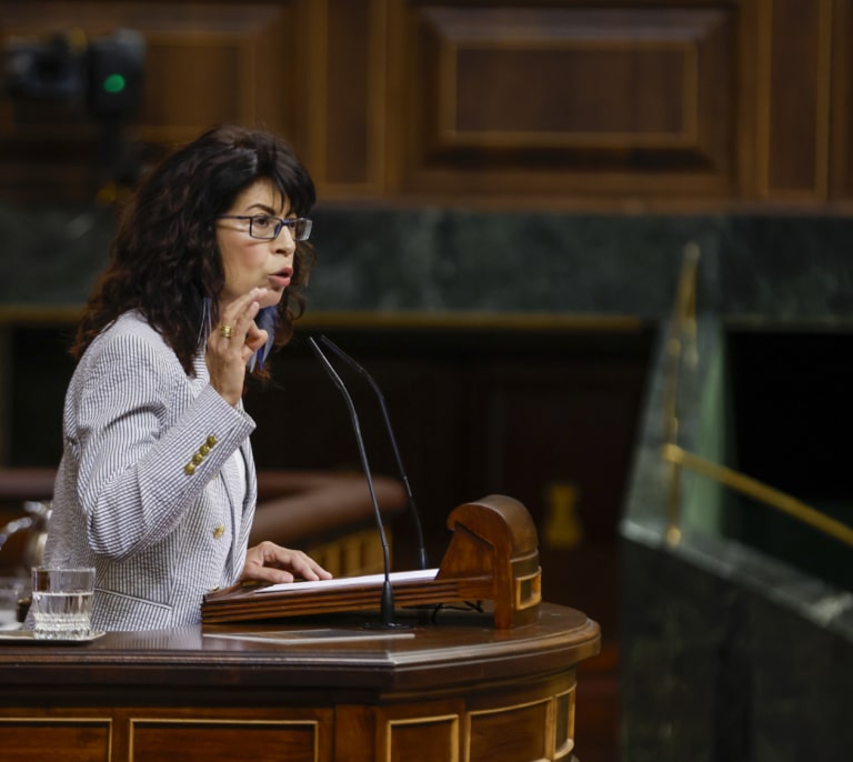 El "desastre" de las pulseras antimaltrato, un nuevo golpe para las mujeres del PSOE
