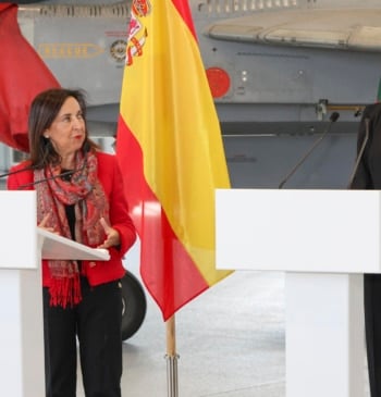 Robles denuncia las interferencias de su vuelo "por parte de todos sabemos [...]