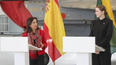 Robles denuncia las interferencias de su vuelo "por parte de todos sabemos de quién"