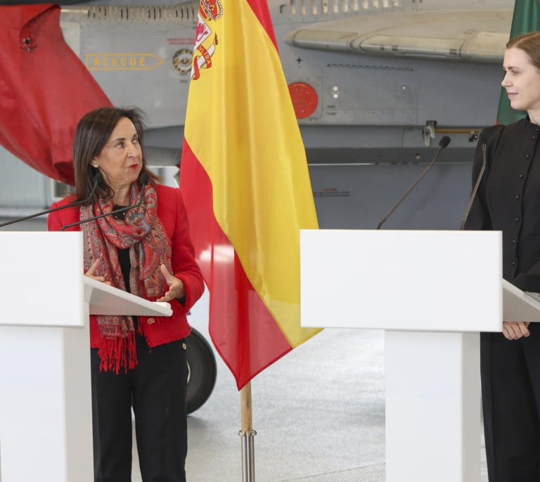 Robles denuncia las interferencias de su vuelo "por parte de todos sabemos de quién"