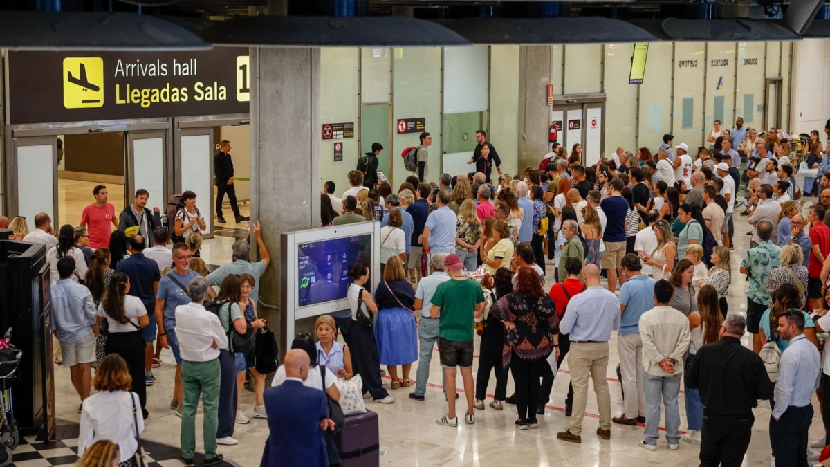 Varios turistas transitan por la terminal T4 del aeropuerto de Madrid Barajas.