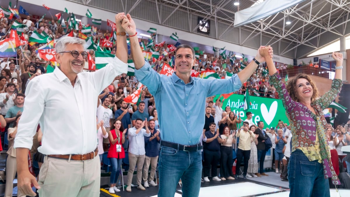 El secretario general del PSOE y presidente del Gobierno de España, Pedro Sánchez (c) junto a la secretaria general del PSOE-A y candidata socialista a la Junta de Andalucía, María Jesús Montero (d) y el secretario general del PSOE de Málaga, Josele Aguilar (i), asisten a un acto del partido socialista con militantes. EFE/Daniel Pérez