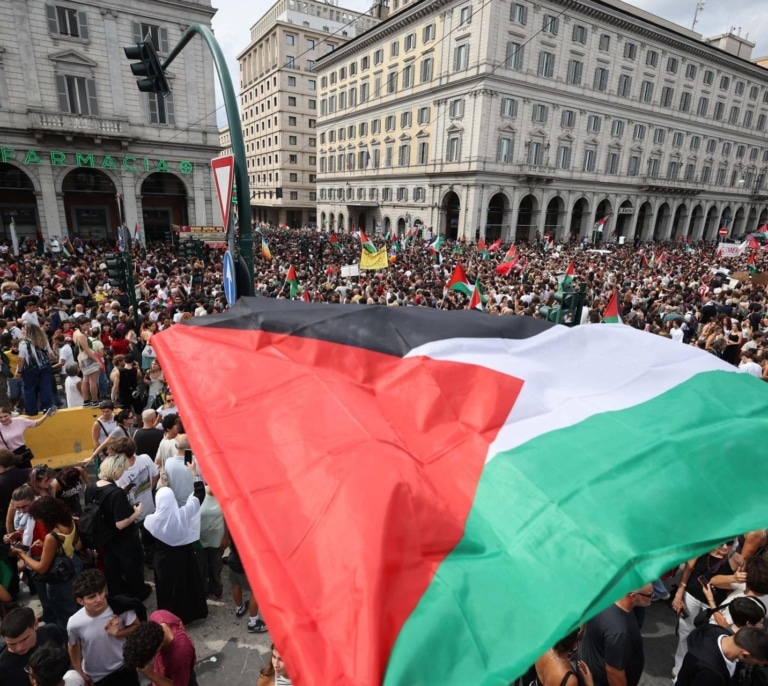 Decenas de miles de italianos se suman a una huelga general por Palestina