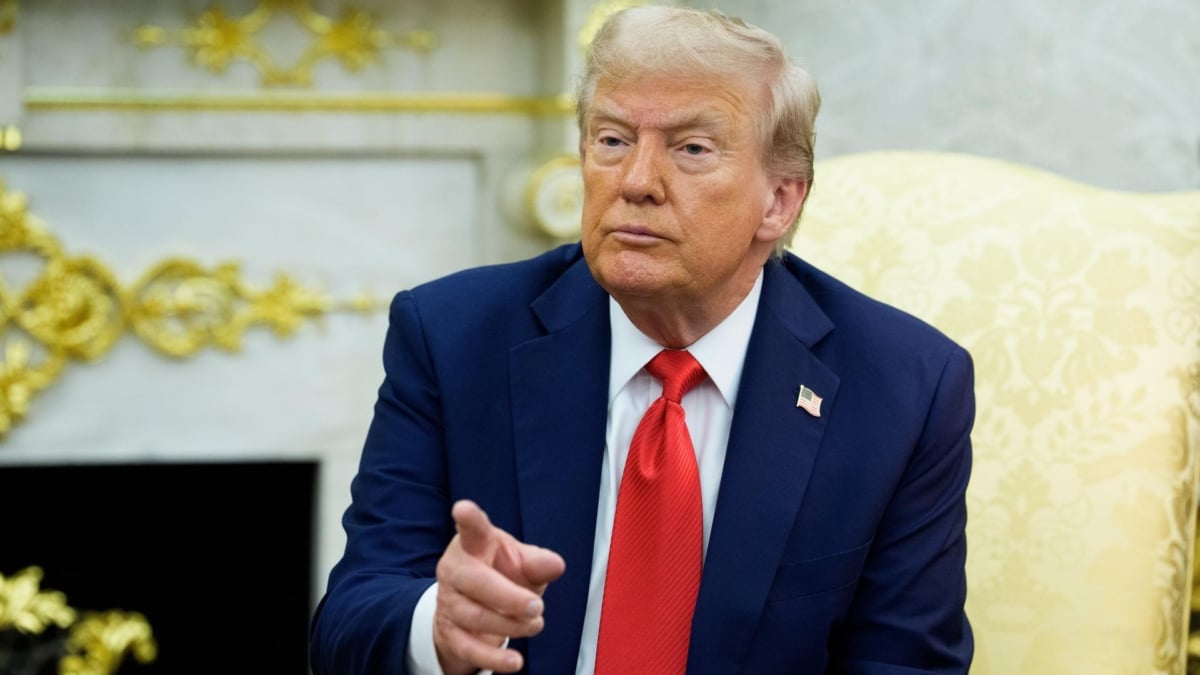 El presidente de Estados Unidos, Donald J. Trump, pronuncia unas palabras durante una reunión bilateral con el presidente Karol Nawrocki de la República de Polonia (no aparece en la imagen) en el Despacho Oval de la Casa Blanca en Washington, DC, EE. UU., el 3 de septiembre de 2025.