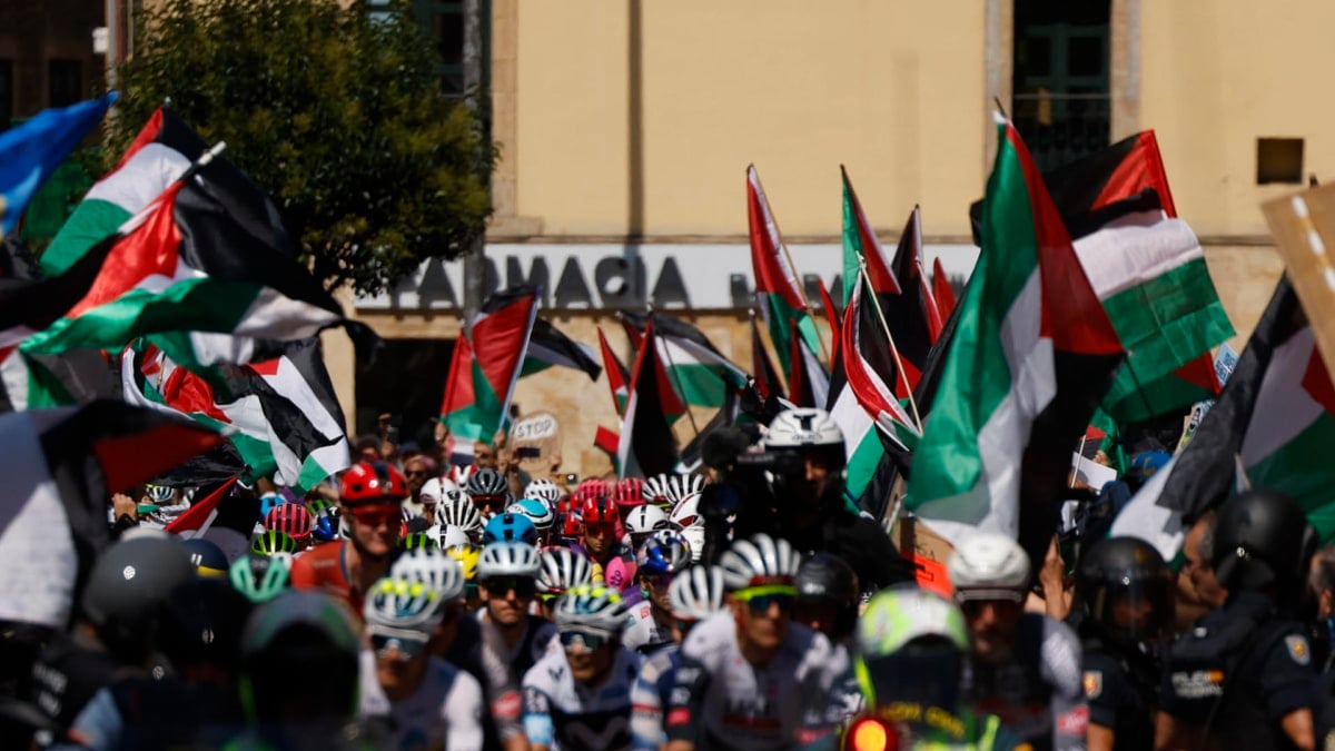 Manifestantes muestran su apoyo a Palestina y su rechazo a la participación del equipo Israel Tech durante la decimocuarta etapa de la Vuelta ciclista a España