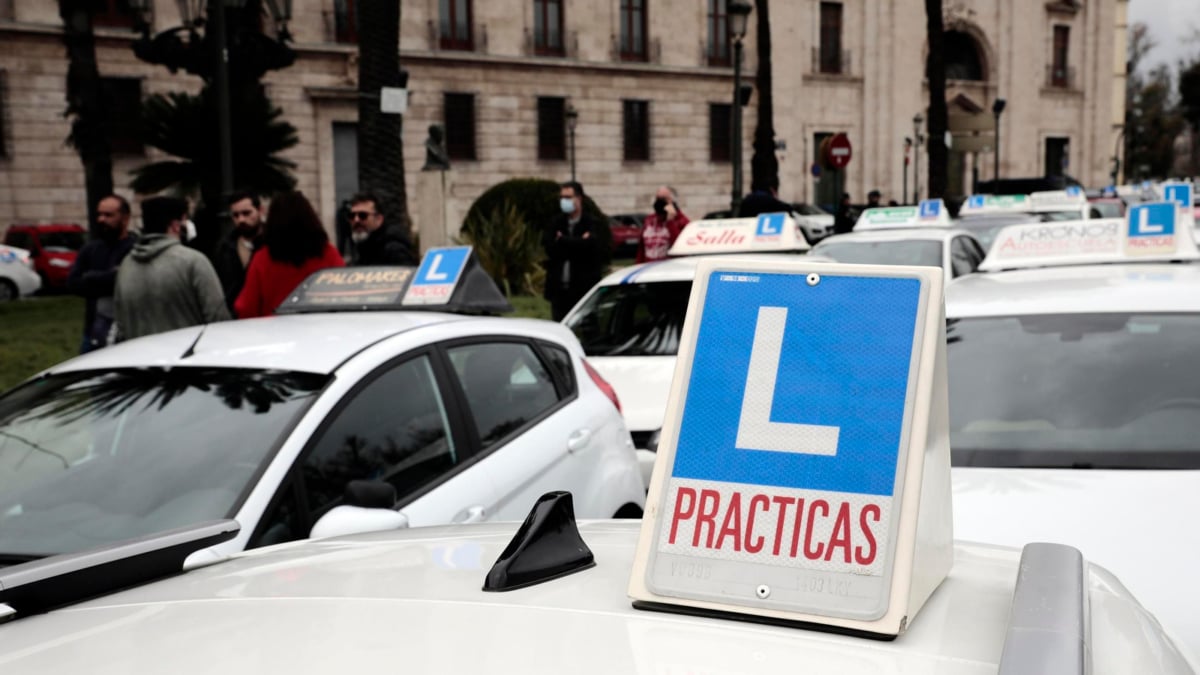 DGT incorpora 101 nuevos examinadores para acabar con el colapso de las autoescuelas