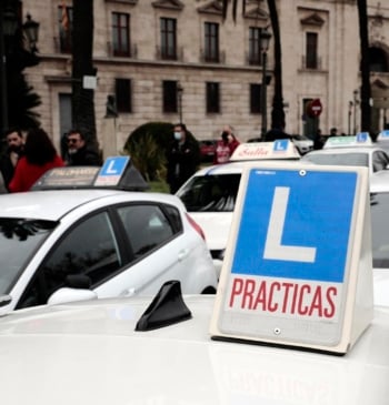 DGT incorpora 101 nuevos examinadores para acabar con el colapso de las [...]