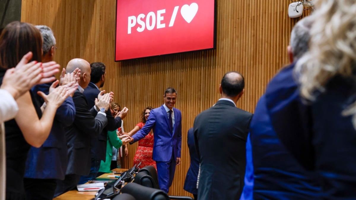 El presidente del Gobierno, Pedro Sánchez, junto a la vicepresidenta primera, María Jesús Montero, a su llegada a la reunión con el Grupo Socialista, este 15 de septiembre de 2025 en el Congreso.