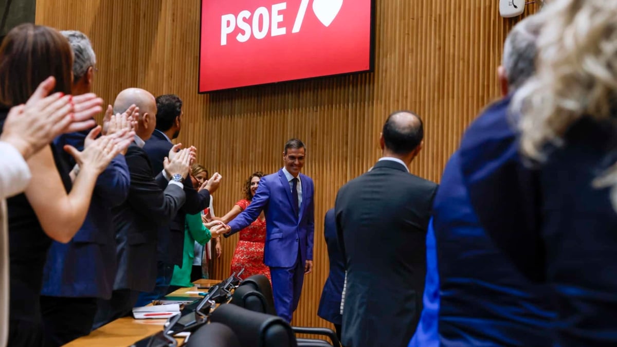 El presidente del Gobierno, Pedro Sánchez, junto a la vicepresidenta primera, María Jesús Montero, a su llegada a la reunión con el Grupo Socialista, este 15 de septiembre de 2025 en el Congreso.