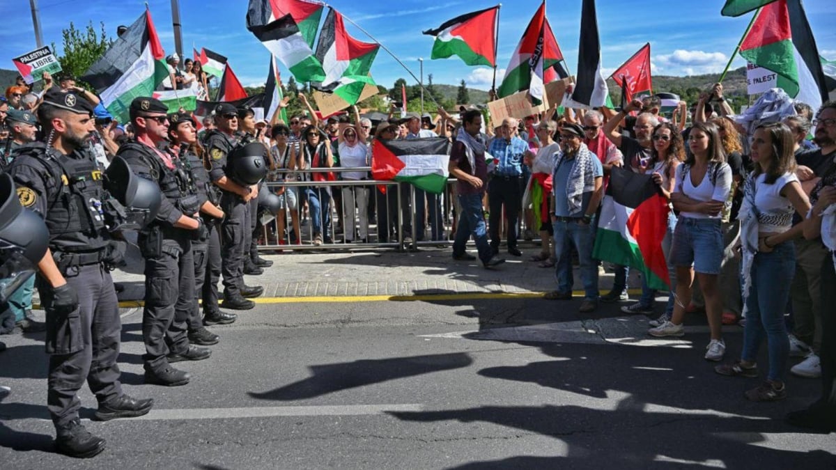 Ione Belarra e Irene Montero participan en las protestas contra Israel en Cercedilla que han obligado a desviar La Vuelta