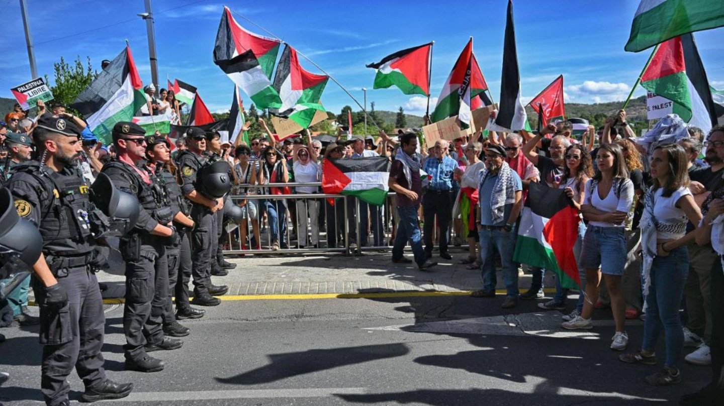 Ione Belarra e Irene Montero participan en las protestas contra Israel en Cercedilla que han obligado a desviar La Vuelta