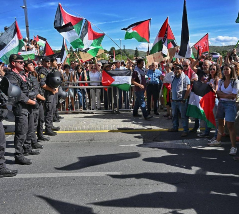 Ione Belarra e Irene Montero participan en las protestas contra Israel en Cercedilla que han obligado a desviar La Vuelta