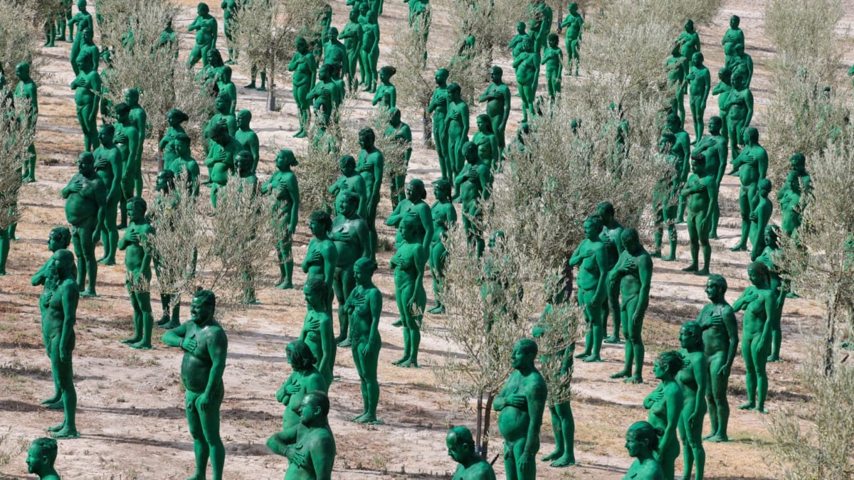 Un millar de voluntarios posan desnudos y de verde para la última obra de Spencer Tunick