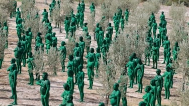 Un millar de voluntarios posan desnudos y de verde para la última obra de Spencer Tunick