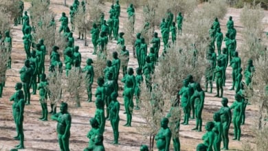 Un millar de voluntarios posan desnudos y de verde para la última obra de Spencer Tunick