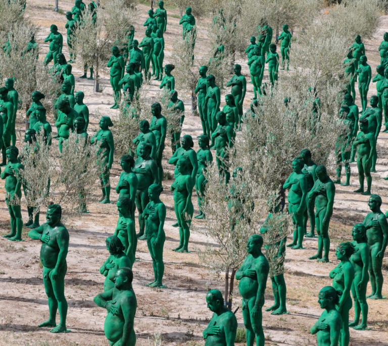 Un millar de voluntarios posan desnudos y de verde para la última obra de Spencer Tunick