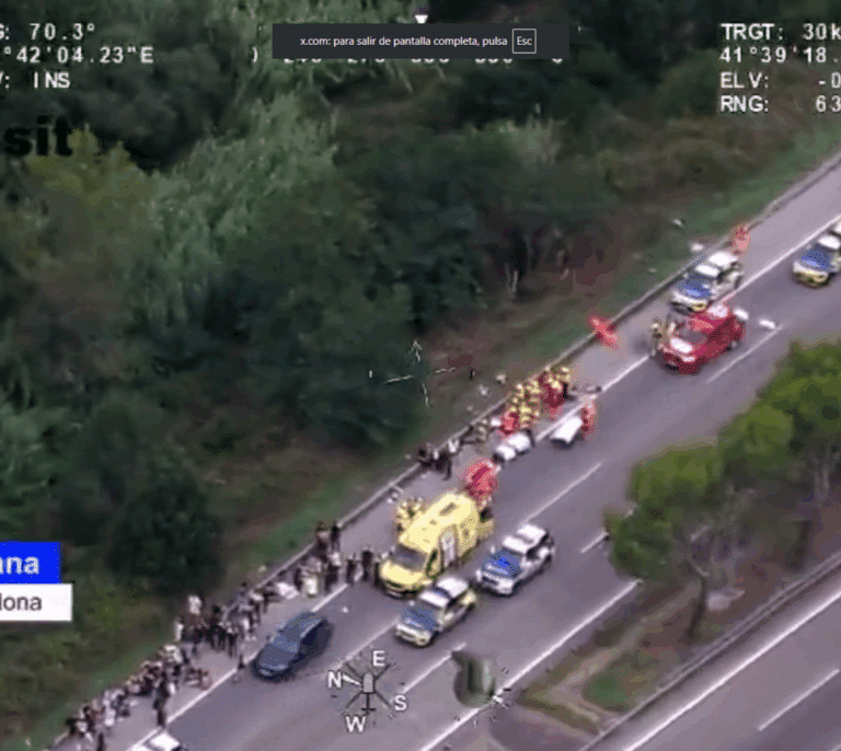 Dos heridos graves tras volcar un autocar con 60 pasajeros en Santa Susanna (Barcelona)