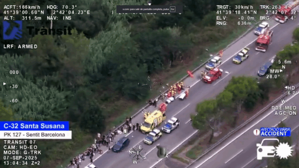 Dos heridos graves tras volcar un autocar con 60 pasajeros en Santa Susanna (Barcelona)