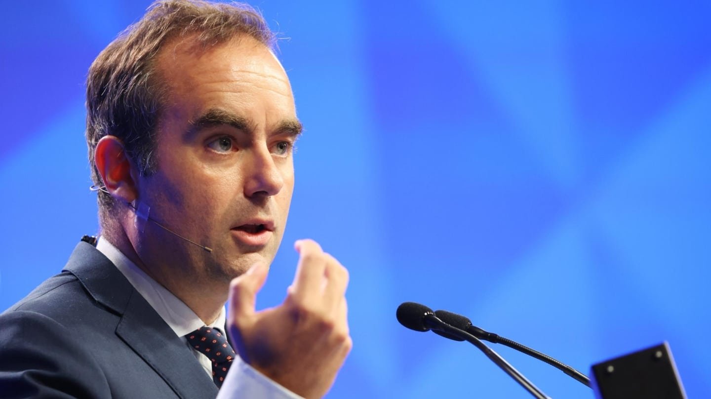 Macron escoge a Sébastien Lecornu, hasta ahora ministro de Defensa, como nuevo primer ministro francés