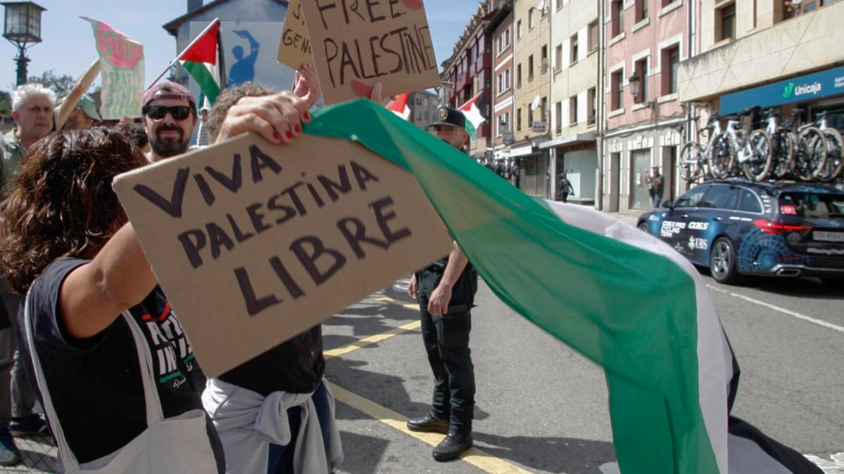 Una nueva protesta pro Palestina interrumpe La Vuelta antes de la ascensión al Angliru