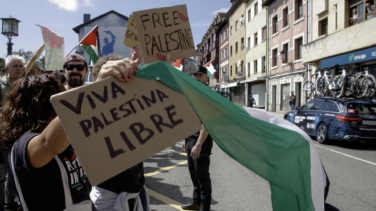 Una nueva protesta pro Palestina interrumpe La Vuelta antes de la ascensión al Angliru