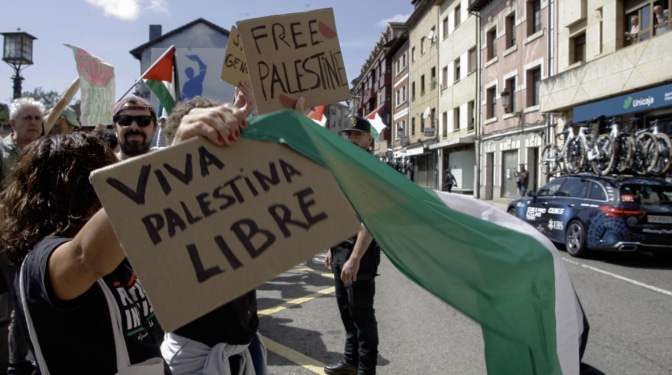 Una nueva protesta pro Palestina interrumpe La Vuelta antes de la ascensión al Angliru